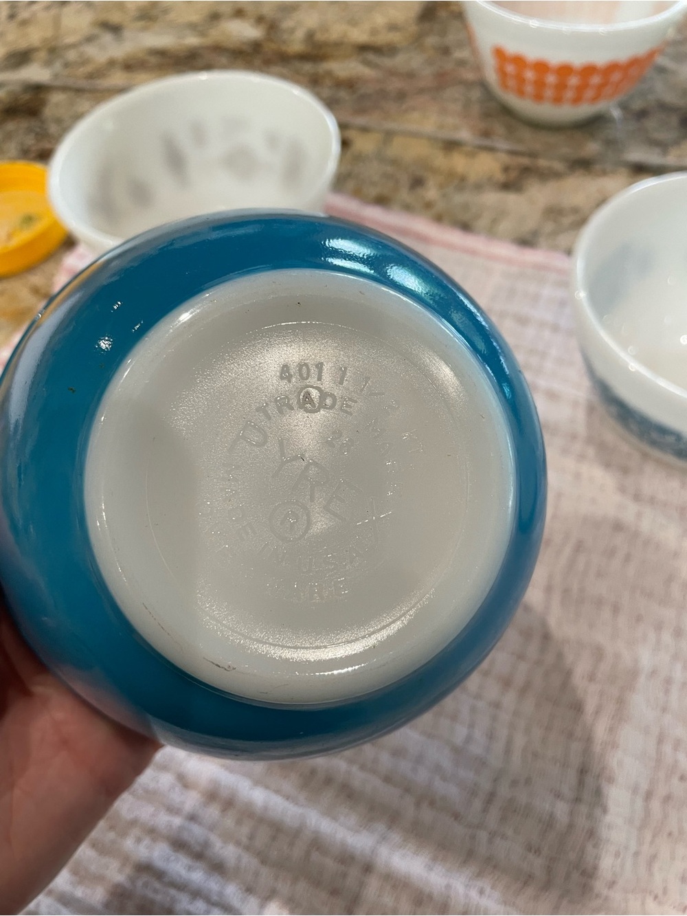 Vintage Pyrex #401 1.5pt bowl - Picture 6 of 7